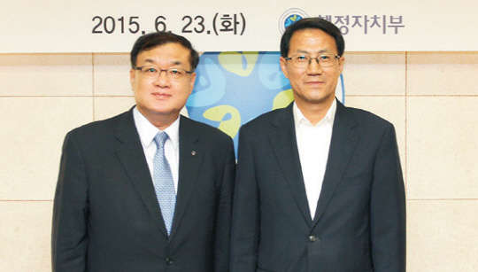 지난 23일 서울 종로구 세종로 정부서울청사에서 진행된 '쪽방촌 지원 협의회' 출범식을 마치고 왕태욱 신한은행 부행장(왼쪽)과 김성렬 행정자치부 지방행정실장이 기념촬영을 하고 있다.  신한은행 제공